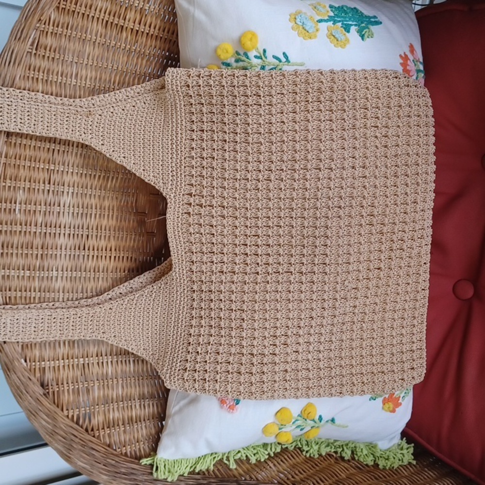 Women's beige shopping handbag or tote,great for a weekend bag.NWOT.